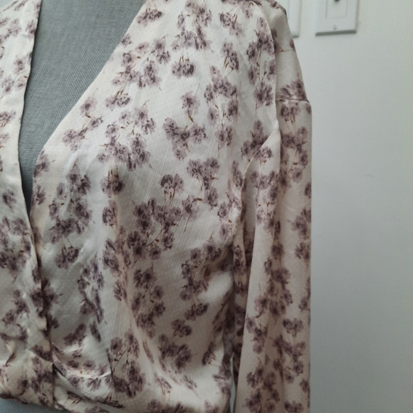 ASTR The Label Floral Long Sleeve Floral Blouse - Picture 2 of 11